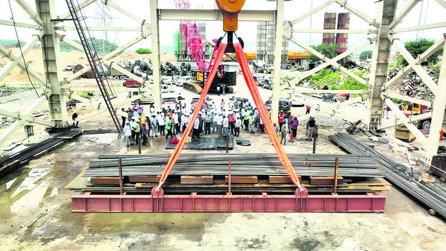 జల విద్యుత్ కేంద్రం పనుల పరిశీలన