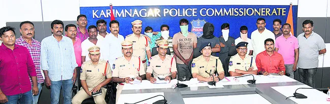 దొంగలిస్తూ.. విక్రయిస్తూ