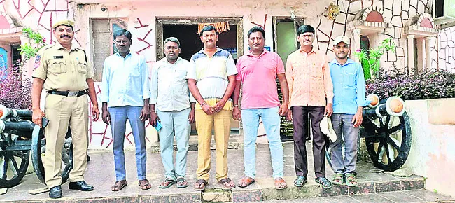 అక్రమ అరెస్ట్‌ అమానుషం