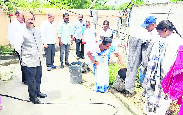 పరిసరాలు శుభ్రంగా ఉంచుకోవాలి