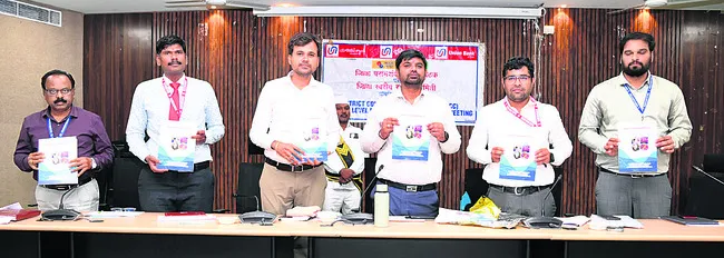 రుణ లక్ష్యాల సాధనకు కృషి చేయాలి