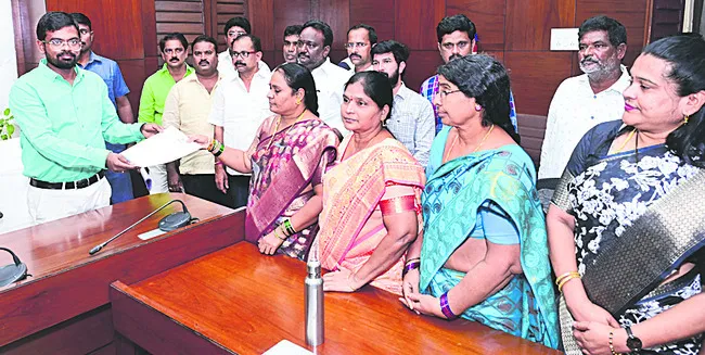 కమిషనర్ V/s మేయర్