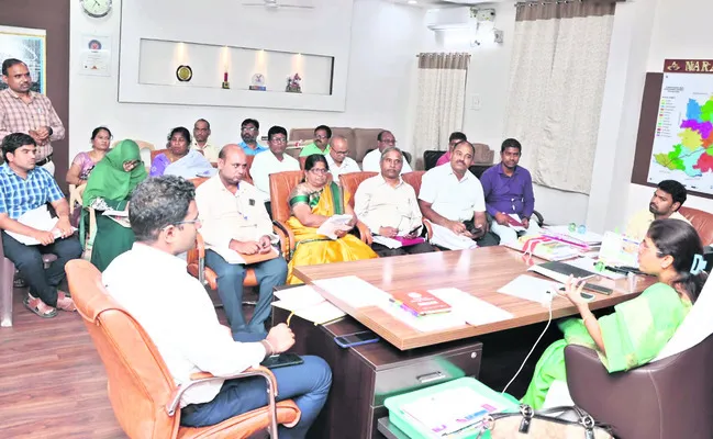 పంద్రాగస్టులోగా దరఖాస్తులను పరిష్కరించాలి