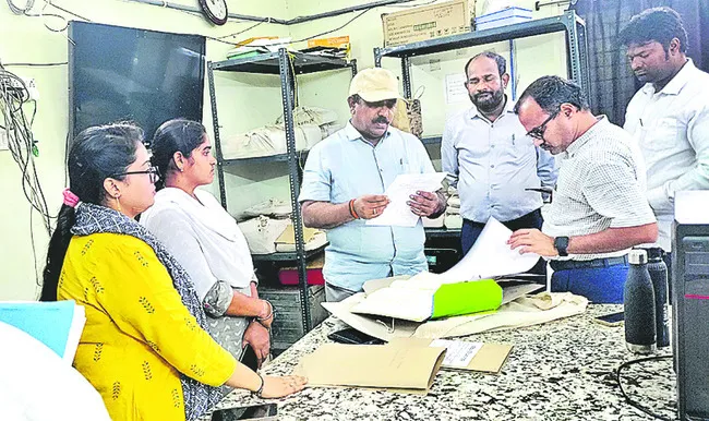 గడువులోగా సమస్యలు పరిష్కరించాలి