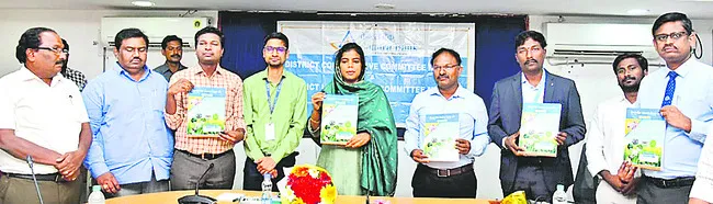 బ్యాంకర్లు విరివిగా రుణాలివ్వాలి