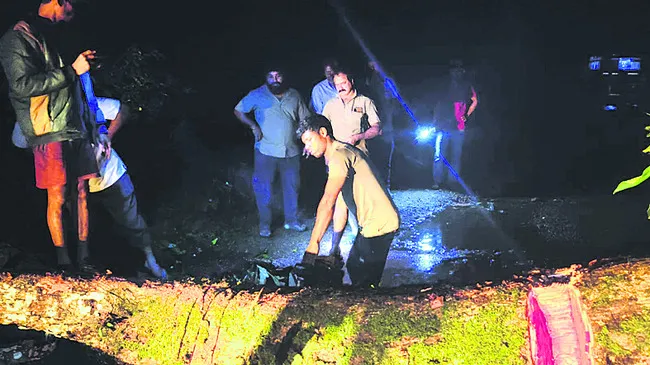 వర్షాలకు కూలిన భారీచెట్టు