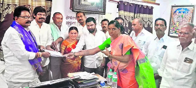 గండి ఆలయ అధికారిపై విచారణ
