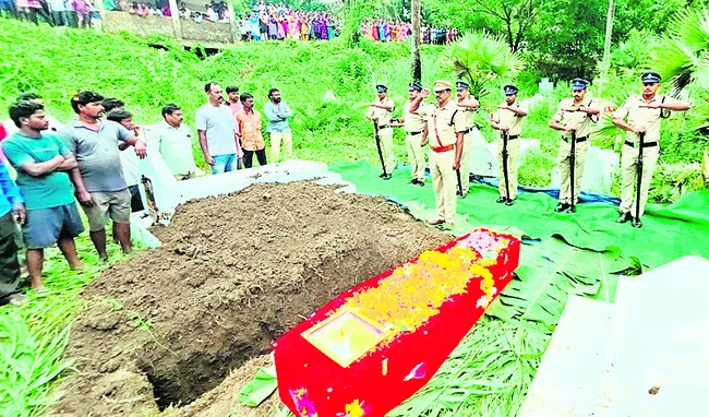 అధికార లాంఛనాల బ్లెస్సన్ అంత్యక్రియలు