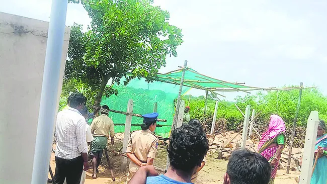 బందోబస్తు మధ్య గుడిసె తొలగింపు