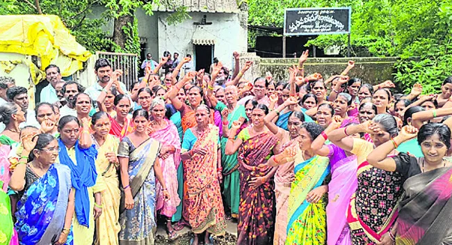 బెల్టుషాపులు తొలగించాలని ధర్నా