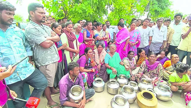 తాగునీటి కోసం రోడ్డెక్కిన మహిళలు