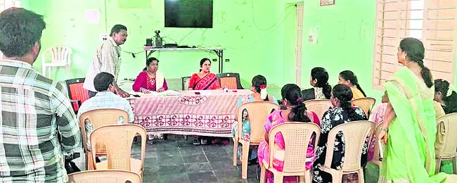 కార్యదర్శుల పనితీరుపై ఆగ్రహం