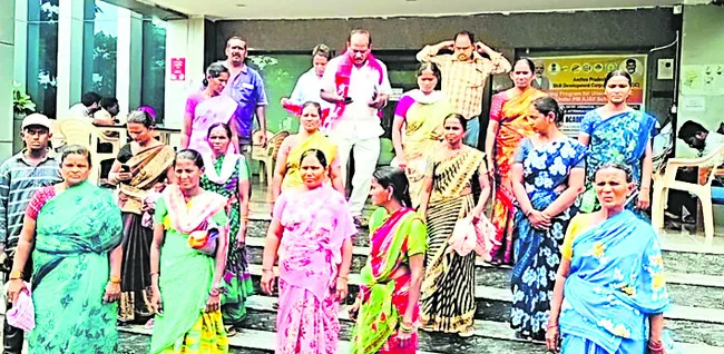 జీతాల పెంపు, పింఛన్ పునరుద్ధరణ కోరుతూ నిరసన