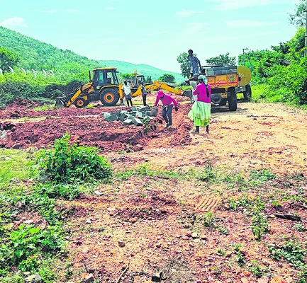 ప్రభుత్వ స్థలం ఆక్రమణకు పచ్చనేతల దౌర్జన్యం