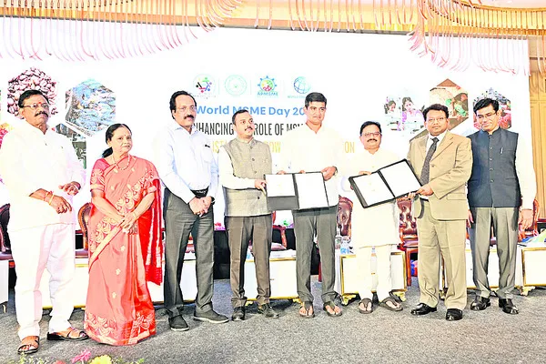 పరిశ్రమల అభివృద్ధి ఉద్యోగాల కల్పనకు కృషి