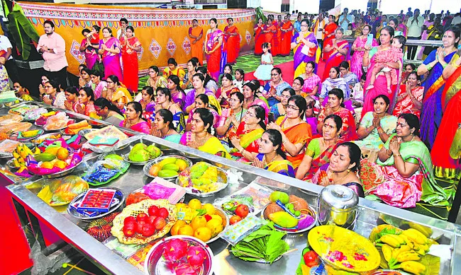 ప్రణమిల్లిన భక్తజనం