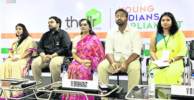దేశ నిర్మాణంలో యువత కీలకం