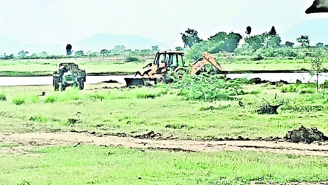 కారేపల్లి చెరువులో మట్టి తవ్వకాలు