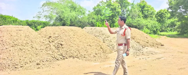 భారీగా మట్టి డంప్‌ 
