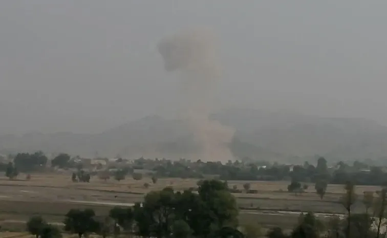 suicide bomber rams military convoy in northwest Pakistan