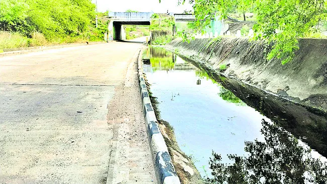 ట్రాఫిక్ నిబంధనలు బేఖాతరు