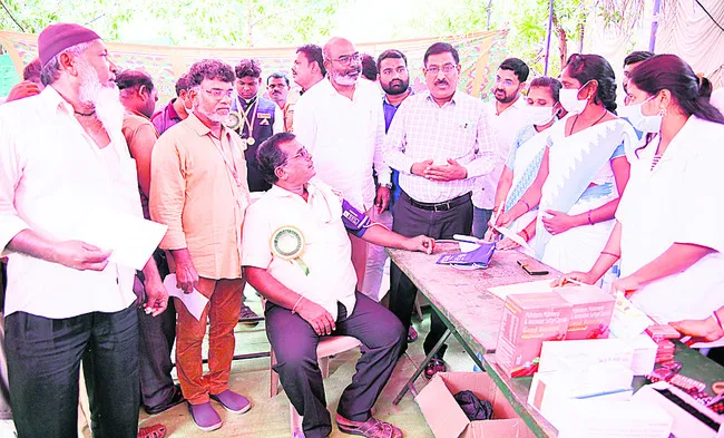 వాతావరణం ఆకాశం మేఘావృతమై ఉంటుంది. పలుచోట్ల ఈదురుగాలులతో