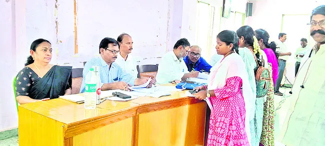 అర్ధంతరంగా ఆగిన బదిలీలు