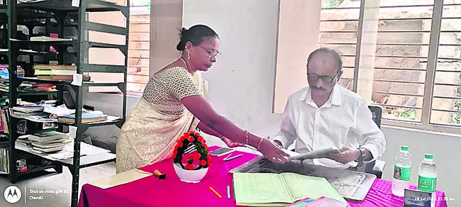 ఉన్నతాధికారి రాకతోతెరచుకున్న గ్రంథాలయం