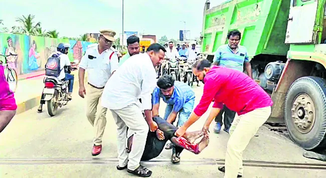 రోడ్డు ప్రమాదంలో యువకునికి తీవ్ర గాయాలు 