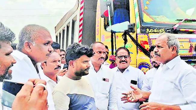 గ్రావెల్ లారీలను అడ్డుకున్న జనసేన నాయకులు