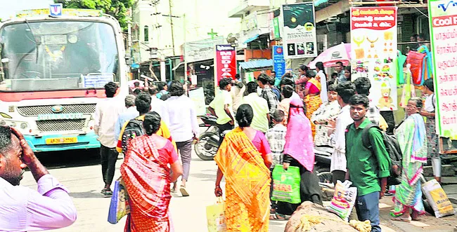 ఆగిన బస్సు షెల్టర్ నిర్మాణం
