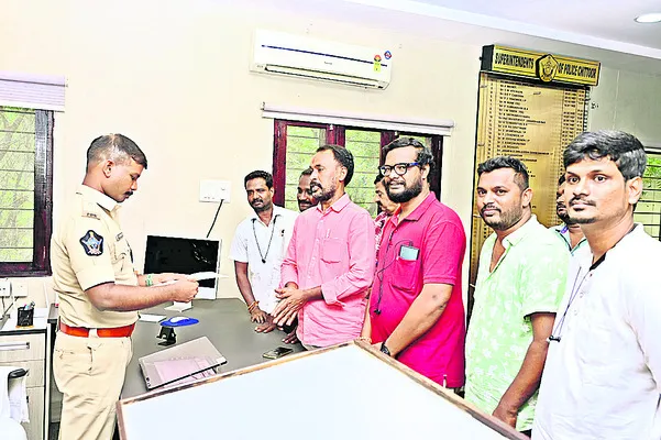 జర్నలిస్టులపై కేసులు.. స్వేచ్ఛను హరించడమే