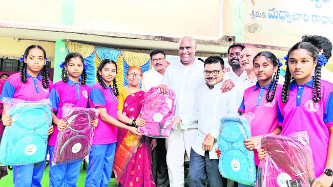 ‘విద్యార్థి దత్తత’ అభినందనీయం