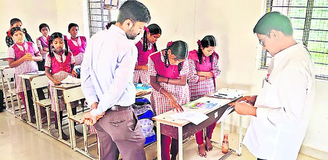 విద్యార్థుల చదువుపై ప్రత్యేక దృష్టి పెట్టాలి