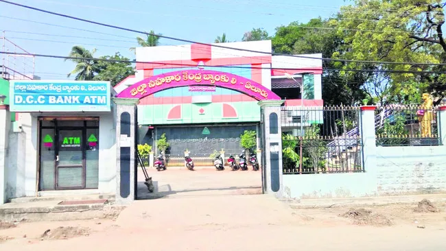 ఉద్యోగం ఒకచోట.. పెత్తనం మరోచోట
