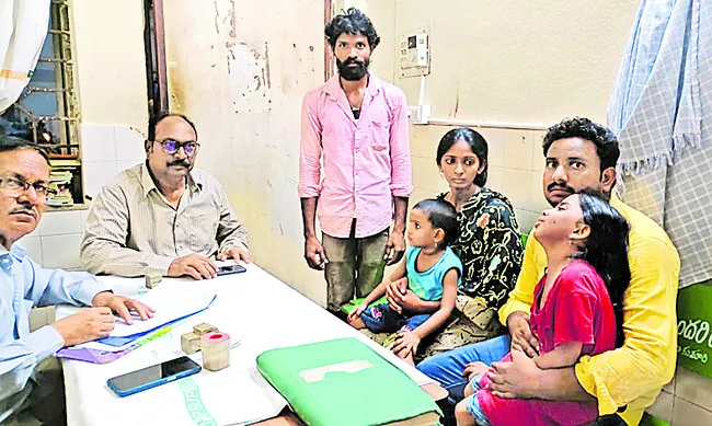 పిల్లలతో కలిసి తల్లి ఆత్మహత్యాయత్నం