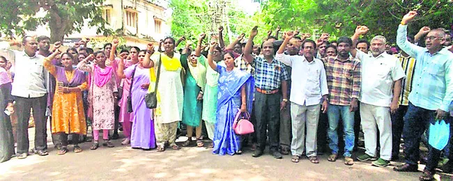 గళమెత్తిన పంచాయతీ కార్యదర్శులు