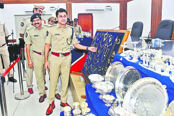 అంతర్ జిల్లా దొంగల అరెస్టు