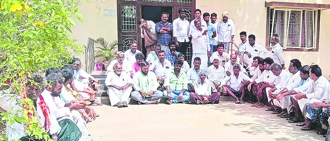 వేలం బహిష్కరించిన రైతులు 