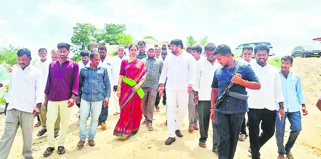 ఆలయాలకు దారి మూసేయడం తగదు 