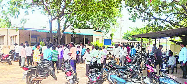 వల్లూర్లో ముదిరిన చేపల వివాదం