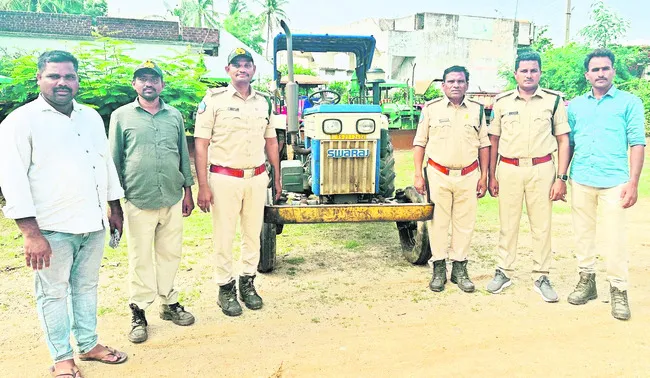 అటవీ భూమిని దున్నుతున్న ట్రాక్టర్ పట్టివేత