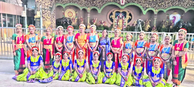భరతనాట్యంలో జిల్లా విద్యార్థినుల ప్రతిభ