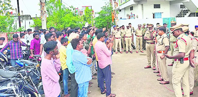 అనుమానితుల సమాచారం అందించాలి
