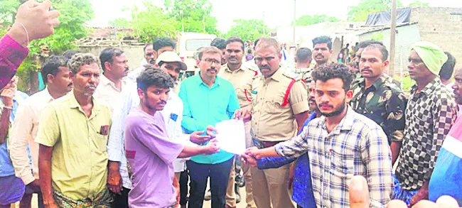 విద్యార్థిని కుటుంబ సభ్యుల ఆందోళన