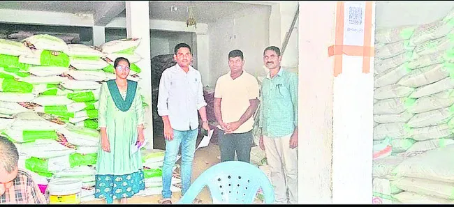 ● ఎరువులు అధిక ధరలకు విక్రయిస్తున్నారన్న సమాచారం మేరక