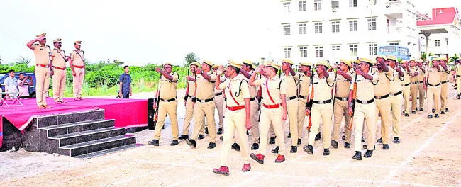 ప్రజల మన్ననలు పొందేలా పనిచేయాలి
