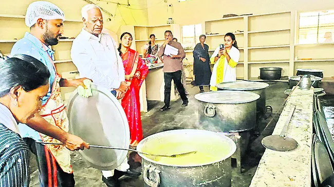 విద్యార్థినులు చదువులో ప్రతిభ కనబర్చాలి