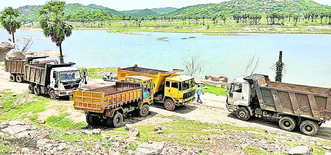 మట్టి టిప్పర్ల పట్టివేత