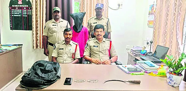విశ్రాంత డీఈవోపై దాడి కేసులో నిందితుడు అరెస్టు